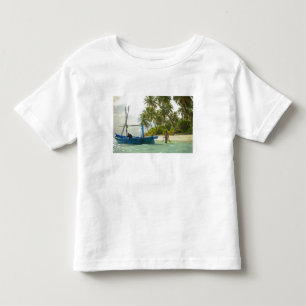 Camiseta De Bebé Mujer en un pequeño barco de pesca tradicional,