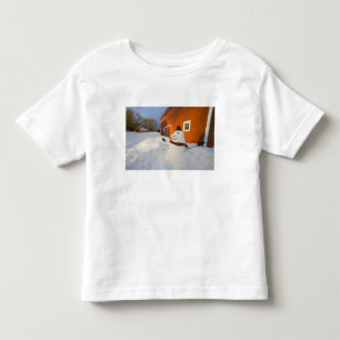 Camiseta De Bebé Muñeco de nieve delante del granero rojo en las
