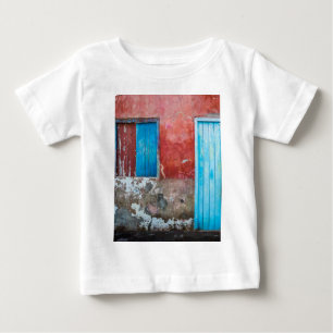 Camiseta De Bebé Muro rojo, azul y gris, puerta y ventana