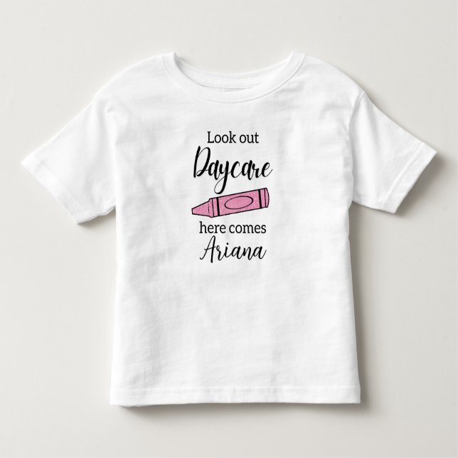 Camiseta De Bebé My First Day of Daycare, Pink Glitter Crayon (Anverso)