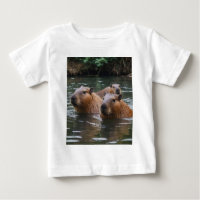 Nadando de capybaras en el río,