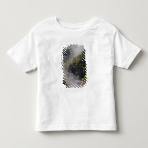 Camiseta De Bebé Niebla elevándose desde la ladera de la montaña de
