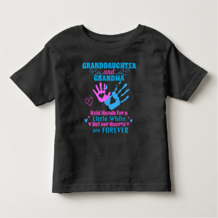 Camiseta De Bebé Nieta y abuela sostienen manos y corazones