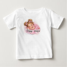 Niña bebé durmiendo en arte de nube rosa