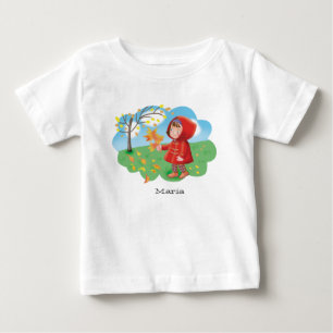 Camiseta De Bebé Niña pequeña y linda con un abrigo rojo recogiendo
