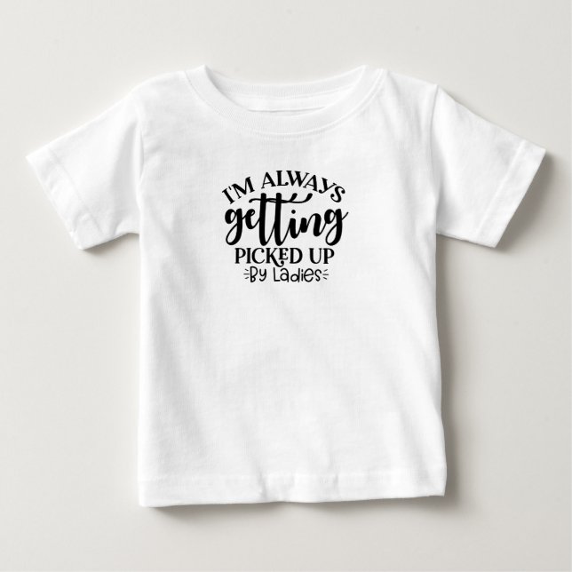 Camiseta De Bebé Niño bebé, siempre me están recogiendo las mujeres (Anverso)