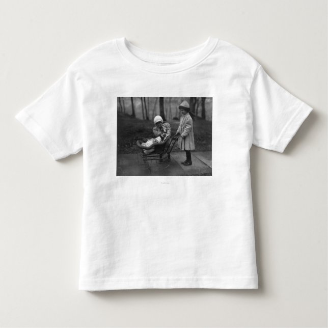 Camiseta De Bebé Niños que juegan con la muñeca del niño de (Anverso)