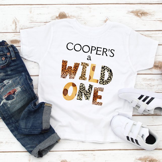 Camiseta De Bebé Niños Safari Print Wild One 1er Cumpleaños   (Boy's Wild One First Birthday T-shirt Featuring Jungle Animals Skin Prints, Cheetah Print T-Shirt)