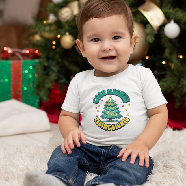 Camiseta De Bebé Noches acogedoras, árboles navideños iluminados po (Subido por el creador)