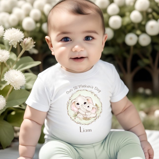 Camiseta De Bebé Nombre personalizado del niño elefante del primer  (First Mother's Day Boy Elephant Personalized Name Baby T-Shirt)