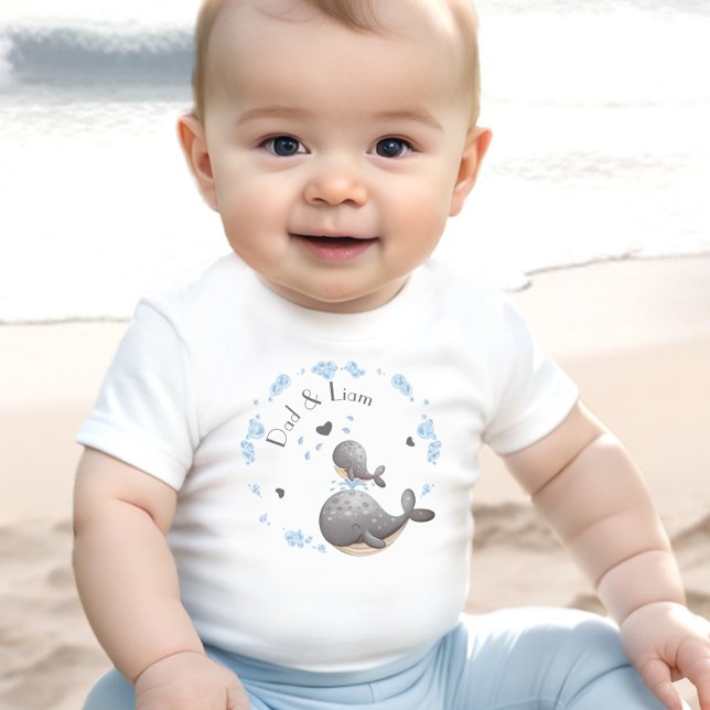 Camiseta De Bebé Nombre personalizado del primer día del padre para (First Father's Day Cute Whales Personalized Name Baby T-Shirt)