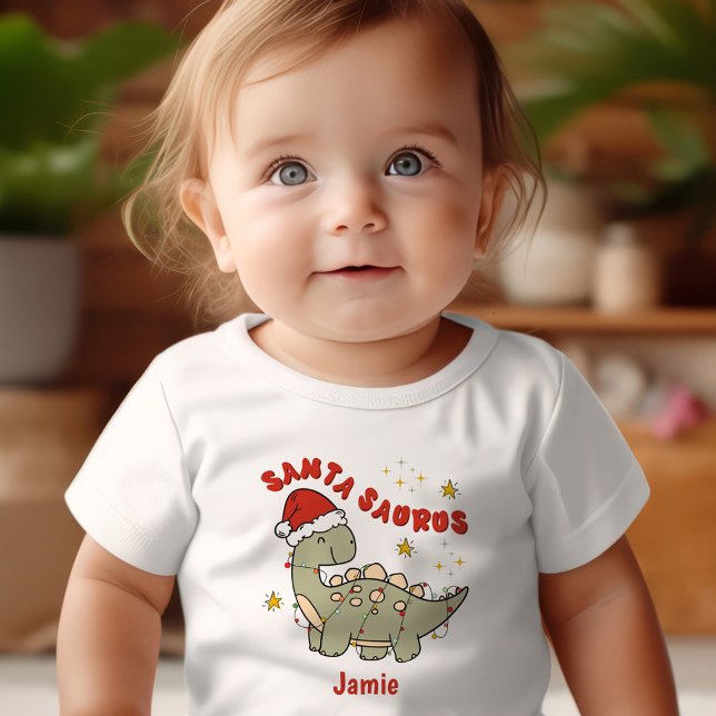 Camiseta De Bebé Nombre retro de dinosaurio santasauro de Navidades (Cute Christmas Dinosaur Santasaurus Retro Name Baby T-Shirt)