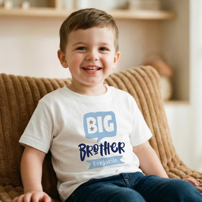 Camiseta De Bebé Nombre y Monograma de la Invitación del bebé de Gr (Big Brother Baby Announcement Name & Monogram Todd Toddler T-shirt)