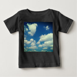 Camiseta De Bebé Nubes de bebé, en un cielo azul