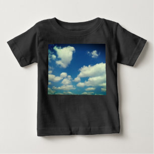 Camiseta De Bebé Nubes de bebé, en un cielo azul