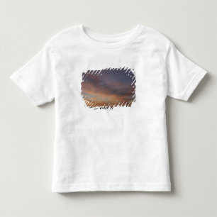 Camiseta De Bebé Nubes en un cielo anaranjado en la salida del sol