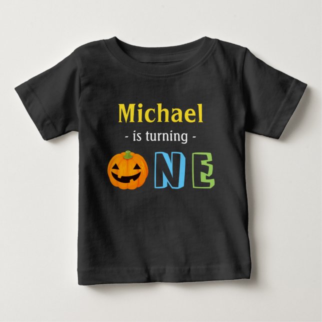 Camiseta De Bebé Nuestra calabaza se está volviendo feliz Halloween (Anverso)