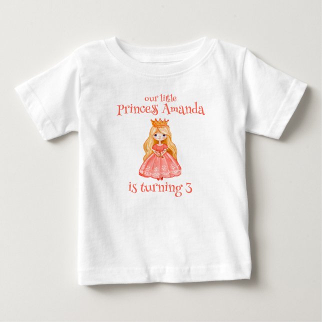 Camiseta De Bebé Nuestra Niña se está convirtiendo en tres invitada (Anverso)