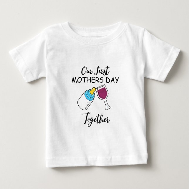 Camiseta De Bebé Nuestro primer día de la madre juntos, un partido  (Anverso)