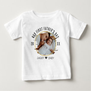 Camiseta De Bebé Nuestro Primer Día De Los Padres: Nuevo Papá Y Fot