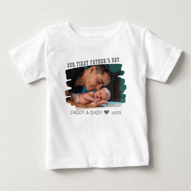 Camiseta De Bebé Nuestro Primer Día De Los Padres: Nuevo Papá Y Fot (Anverso)