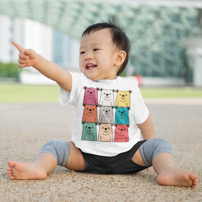 Camiseta De Bebé Oso de Teddy colorido (Baby pointing at something and smiling with teddy bear T-shirt)