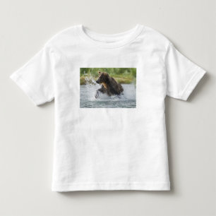 Camiseta De Bebé Oso pardo persiguiendo salmón en el río