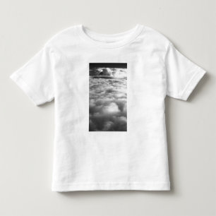 Camiseta De Bebé Paisaje de nubes inquietante al amanecer.