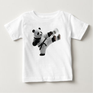 Camiseta De Bebé Panda 3D realizando una patada de karate dinámica