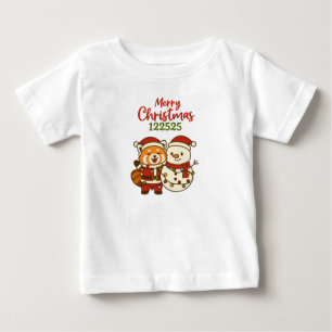 Camiseta De Bebé Panda rojo parado junto al muñeco de nieve