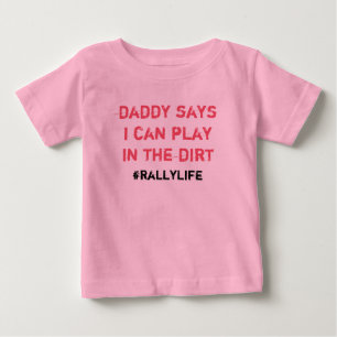 Camiseta De Bebé Papi dice jugar en la suciedad