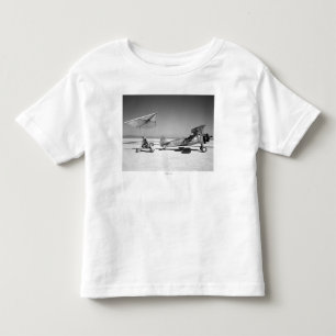 Camiseta De Bebé Paresev 1-A en Lakebed con el avión de la remolqu
