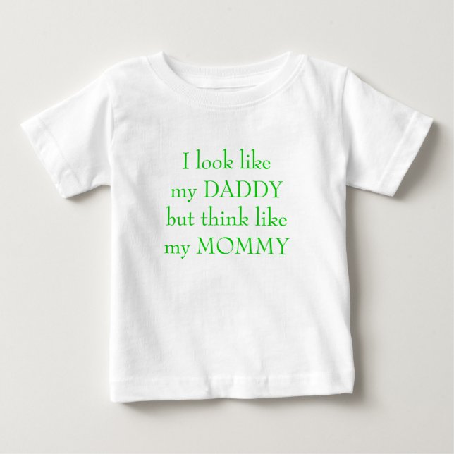Camiseta De Bebé Parezco mi DADDYbut pienso como mi MAMÁ (Anverso)