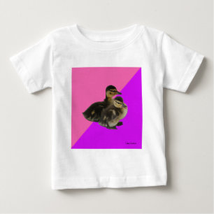 Camiseta De Bebé Patitos sobre sorbete de frambuesa rosa y púrpura