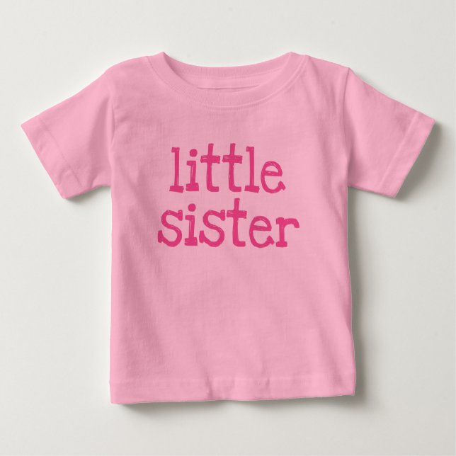 Camiseta De Bebé Pequeña hermana de texto rosa (Anverso)
