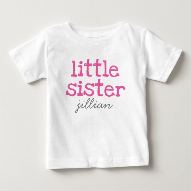 Camiseta De Bebé Pequeña hermana pequeña de texto rosa Añadir un no (Anverso)