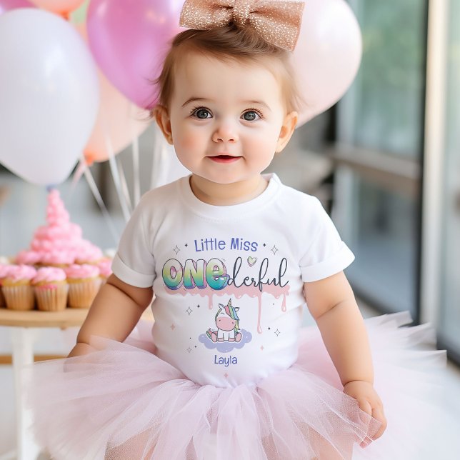 Camiseta De Bebé Pequeña Miss ONE: Maravilloso Chica Unicornio (Cute Little Miss Onederful kawaii unicorn theme personalized name graffiti retro girl birthday party)