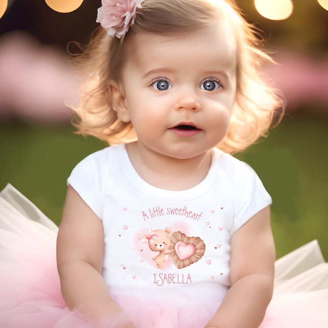 Camiseta De Bebé Pequeño Chica de nombre de bebé rosado (Little Sweetheart Pink Baby Bear Girl Baby T-Shirt)