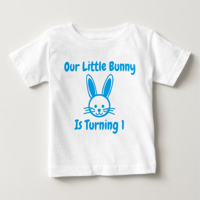 Camiseta De Bebé Pequeño conejo el primer cumpleaños (Anverso)