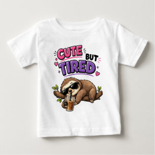 Camiseta De Bebé Perezoso lindo pero cansado con café con hielo