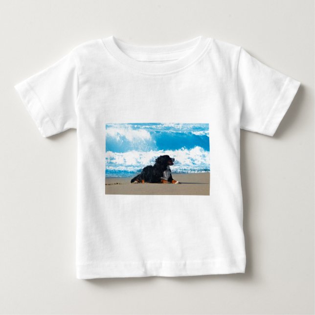 Camiseta De Bebé Perro de montaña de Bernese en la playa (Anverso)