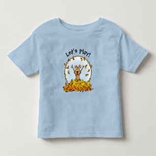 Camiseta De Bebé Perro jugando en un mosaico de hojas caídas - otoñ