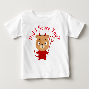 Camiseta De Bebé Perro lindo con traje de demonio rojo sosteniendo