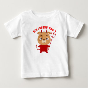 Camiseta De Bebé Perro lindo con traje de demonio rojo sosteniendo