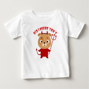 Camiseta De Bebé Perro lindo con traje de demonio rojo sosteniendo