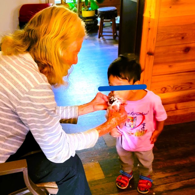 Camiseta De Bebé Personalizable enganchado con la abuela / el abuel ("Showing my love for Grandma" ... (easily customize image and text for Grandpa or other loved ones))