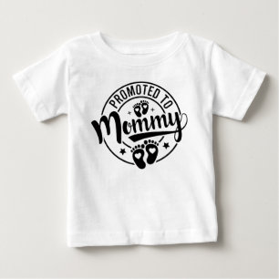 Camiseta de bebé personalizada Mama 2026 Huellas d