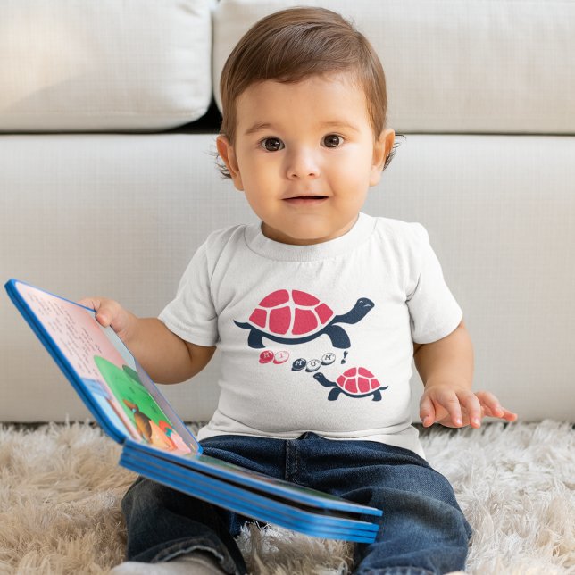 Camiseta De Bebé Personalizado de tortuga temática oscura (funny baby t-shirt featuring a cute and colorful illustration of the hi mom tortoise.)