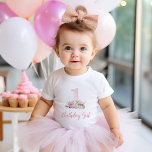 Camiseta De Bebé Personalizado el partido del primer cumpleaños de<br><div class="desc">Personalizado imprimió la camiseta de Chica de cumpleaños o el traje de bebé. Este elegante diseño cuenta con una acuarela rosa dulce número uno, rodeada de flores de boho y un ciervo. ¡Perfecto para una fantástica fiesta de cumpleaños de una niñita en un bosque! Personalízalo con el nombre de su...</div>