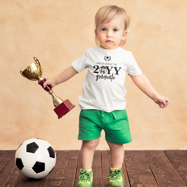 Camiseta De Bebé Personalizado hijo orgulloso moderno del graduado (Subido por el creador)